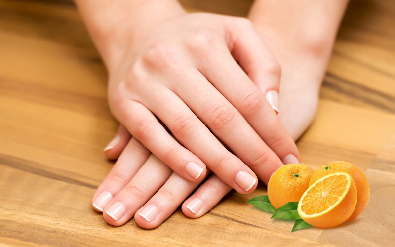 dùng nước cam để giúp móng tay mau dài