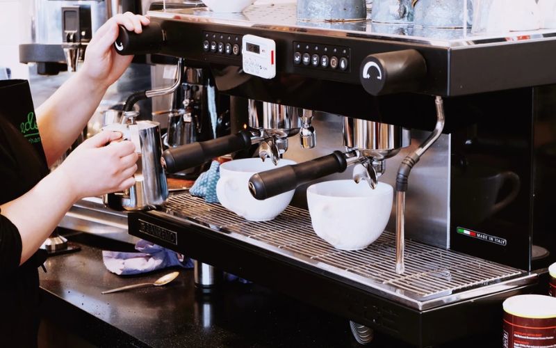 trang bị máy phá cafe và nguyên vật liệu